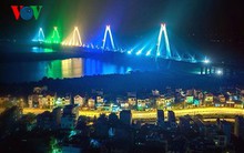 Bắn pháo hoa thường xuyên trên cầu Nhật Tân: Nên hay không?