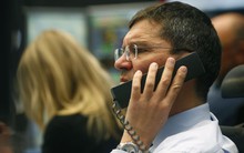 Nasdaq hướng đến kỷ lục, S&P 500 giảm vì giá dầu