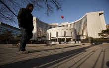 Chứng khoán giảm quá mạnh, Trung Quốc hạ lãi suất xuống thấp kỷ lục