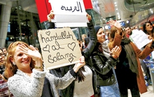 Người tị nạn bật khóc vì được chào đón ở Đức