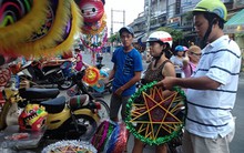 Người dùng quay lưng với lồng đèn Trung Quốc