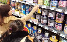 Sữa thế giới giảm giá, sao trong nước vẫn neo cao?