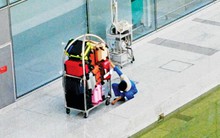 Tôi đi làm phu vác hành lý sân bay:  Bài 3-“Chôm” đồ sân bay vì lương thấp?