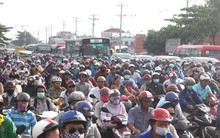 Hàng loạt tuyến đường TP.HCM kẹt xe...ngộp thở