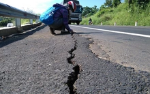 Đường ngàn tỷ vừa bàn giao đã nứt: Hỏng…do mưa?