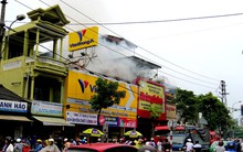 Cháy lớn tại trung tâm điện thoại, laptop Viễn Thông A