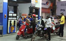 [Infographics] "Chóng mặt" những lần điều chỉnh giá xăng và giá dầu