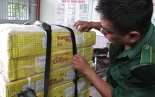 Lo thịt bẩn ung dung lên bàn ăn