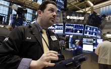 Hy Lạp khiến phố Wall mất sạch số điểm đã tăng trong tuần