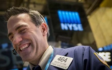 Chứng khoán Mỹ khởi sắc nhờ giá dầu và Intel