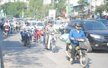 Chính phủ sẽ xem xét việc dừng thu phí xe máy và tăng lương tối thiểu