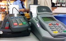 Liệu khách hàng có thể khiếu nại khi bị thu thêm phí quẹt thẻ?