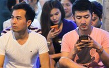 Móc túi bằng cả 2 tay