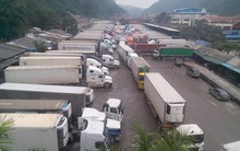 Ùn ứ nông sản tại cửa khẩu Tân Thanh: Tiểu thương bán tống, bán tháo hàng