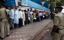 Thấy gì từ 98 phút đứng đợi rút tiền ở Ấn Độ