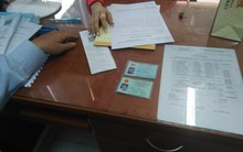 Thủ đoạn cò vé chợ đen “mồi chài” người dân đi tàu bằng giấy tờ giả