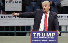 Bà Clinton bất ngờ phải "hít khói" ở Michigan