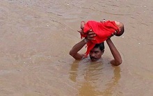 Bức ảnh "Tình yêu của bố có thể vượt qua mọi bão lũ" khiến bao trái tim lay động