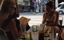 Giải mã "hiện tượng" cà phê Vy: Vì sao quán vỉa hè, giá đắt ngang Phúc Long & Highlands, mà vẫn đông khách?