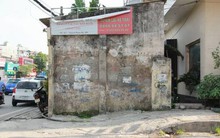 Kỳ lạ ngôi nhà án ngữ giữa vỉa hè