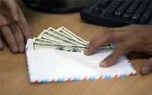 Ăn cơm 25.000 đồng nhưng "tặng" phong bì hàng nghìn USD