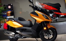 Xe máy tay ga đắt như ôtô: Giá gấp 3 thế giới dân Việt không ngán