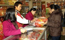 Mứt Tết truyền thống “vất vả” cạnh tranh với hàng ngoại