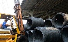 Dân lẫn doanh nghiệp chóng mặt khi thép 1 ngày 3 giá