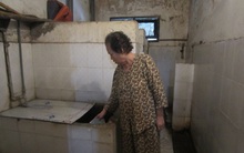 Chuyện khó tin ở Hà Nội: Dân đi vệ sinh vào... xô, chậu