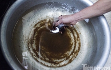 Hàng trăm hộ dân Thủ đô sống chung với nước chứa đầy cặn bẩn