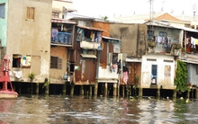 Vô tư lấn chiếm kênh rạch xây nhà không phép