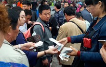 Lại nhộn nhịp đổi ngoại tệ trên cầu biên giới Bắc Luân