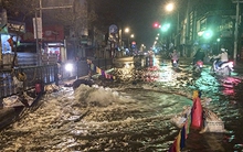 Nửa đêm, nước sạch chảy thành sông trên đường Nguyễn Lương Bằng, Hà Nội