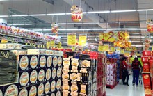 Bánh kẹo nội “đuối sức” trên kệ hàng Tết