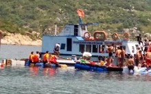 Hình ảnh: Sập nhà hàng nổi ở Ninh Thuận, nhiều người rơi xuống biển