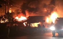 Cháy lớn trong đêm ở Phú Thọ thiêu rụi nhiều ki-ốt