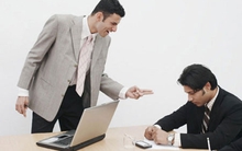 Nỗi khổ giằng xé của nhân viên ngân hàng: Nghỉ việc hay làm sai theo sếp?