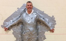 Chỉ cần 17.000 đồng để "dính" thầy lên tường: Chuyện gây quỹ của ông thầy hiệu trưởng cool nhất thế giới