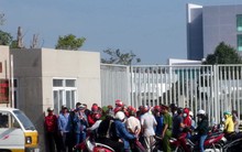 Bị công ty nợ lương, đầu năm công nhân kéo đến trụ sở tỉnh