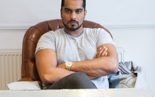 "Bạn cho rằng thách thức là trở ngại nhưng tôi tin đó là cơ hội": Quan điểm của anh chàng bán phụ kiện trở thành CEO hãng thời trang danh tiếng