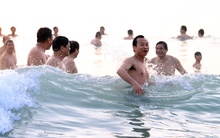 Lãnh đạo tắm biển, ăn cá: Một hành động bằng vạn lời nói