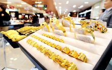 Vàng trong nước đang thấp hơn thế giới gần 400 nghìn đồng/lượng