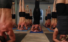 Jack Ma bắt nhân viên phải biết "trồng cây chuối" trong 3 tháng nếu không sẽ bị đuổi việc, biết được lý do sếp nào cũng muốn làm theo