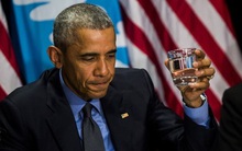 Tổng thống Obama uống nước lọc tại thành phố nhiễm độc chì