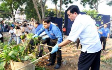 Bí thư Thăng xắn tay áo cùng người dân vớt lục bình