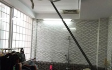 Sắt lao thủng mái nhà, đập nát kính nhà dân sống cạnh Saigonres Plaza