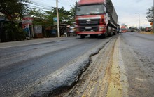 Quốc lộ ngàn tỉ lún nham nhở, sao không ngưng thu phí?