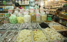 Kiểm tra đột xuất, các hộ sản xuất mứt đều cho biết "hôm nay không làm"