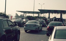 Xảy ra ùn tắc, trạm thu phí giao thông phải mở cửa miễn phí