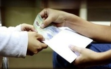 Cấm bác sĩ bệnh viện công mở phòng khám tư: Phong bì, quá tải, lách luật... càng bức bối hơn?